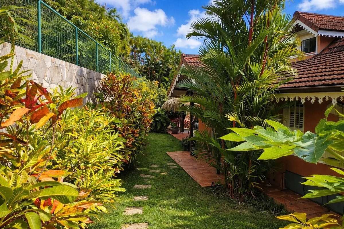 Maison à LES TROIS-ILETS