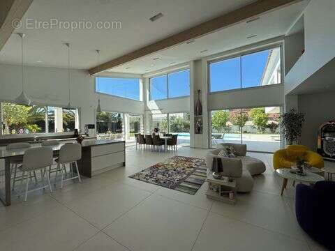 Maison 370 m² à Saint-Cyr-Sur-Mer  - photo 2