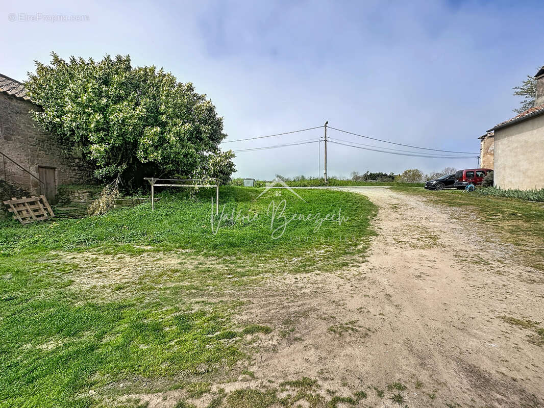 Maison à LES COSTES-GOZON