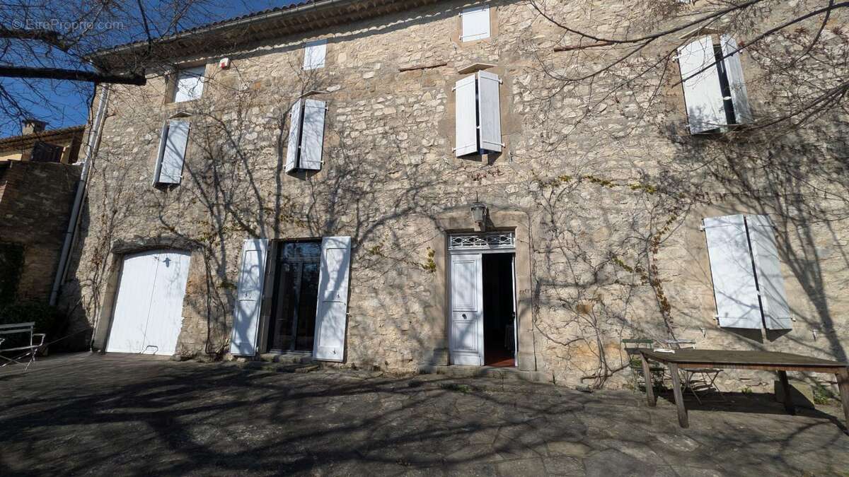 Maison à SAINT-JEAN-DE-MARUEJOLS-ET-AVEJAN