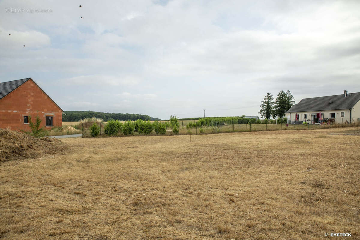 Terrain à BRECY