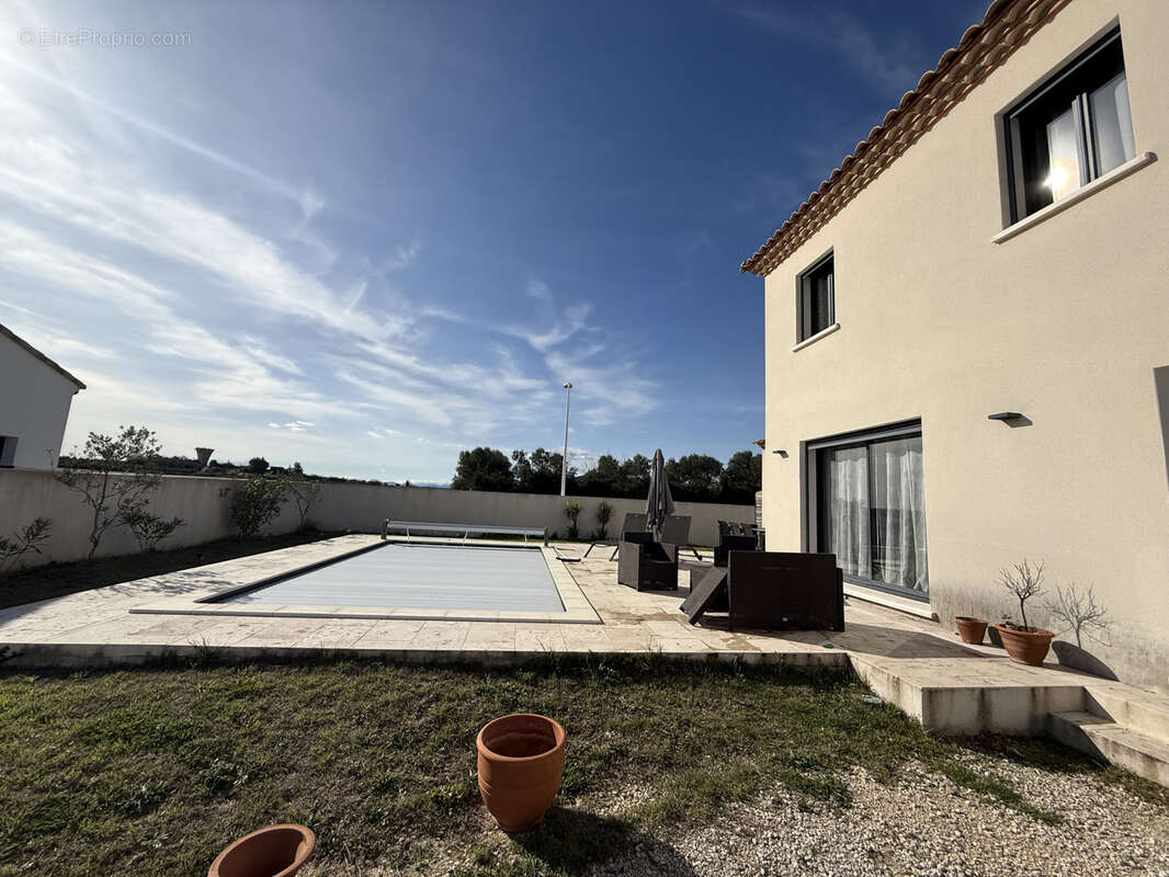 Maison à SAINT-CHAPTES