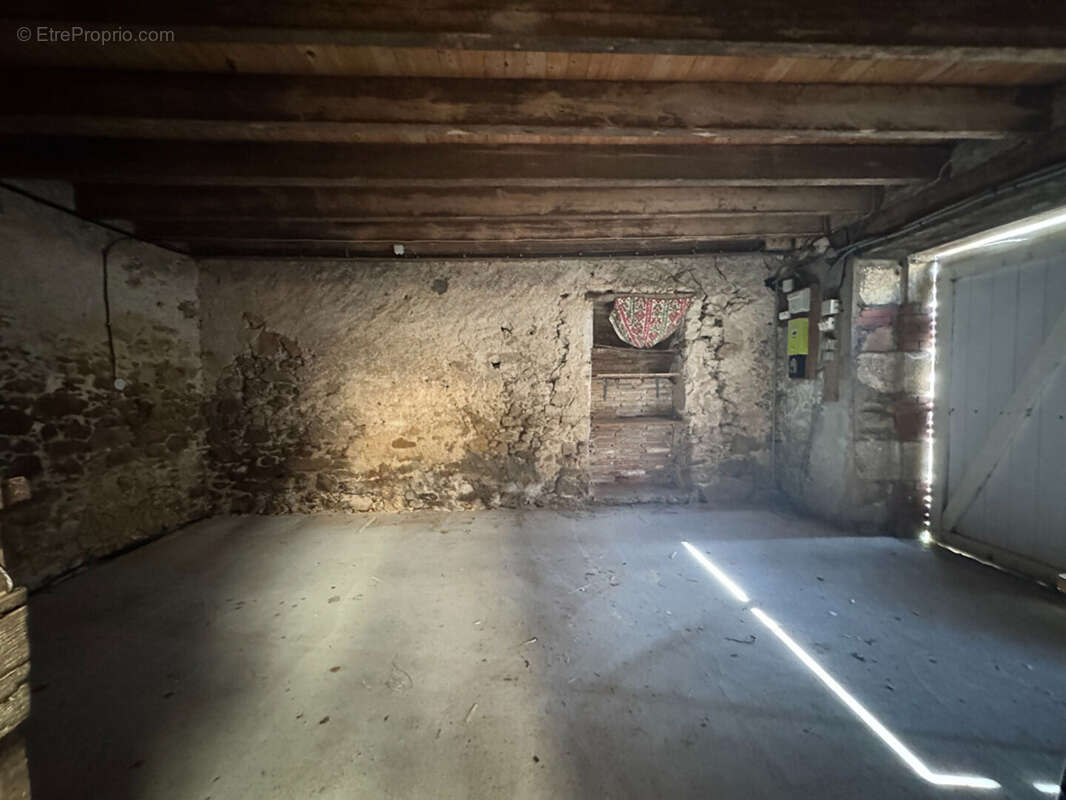 AIZENAY, maison 5 chambres et grandes dépendances sur 2 535 m2 de terrain - photo 10