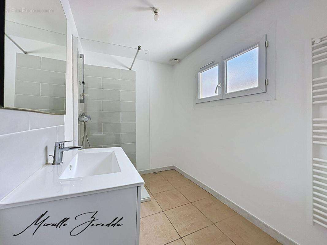 Redessan  a vendre ensemble immobilier  de 185m² avec cour, terrasse et garage - photo 5