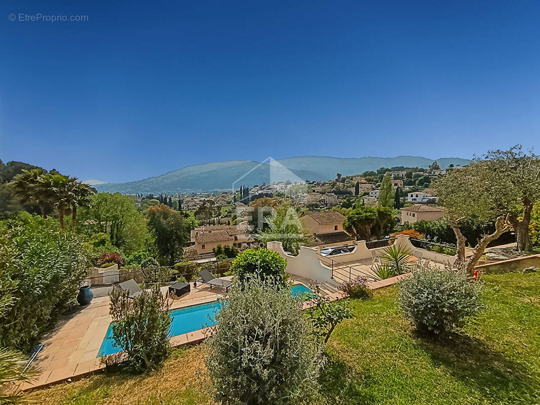 Maison à LA ROQUETTE-SUR-SIAGNE