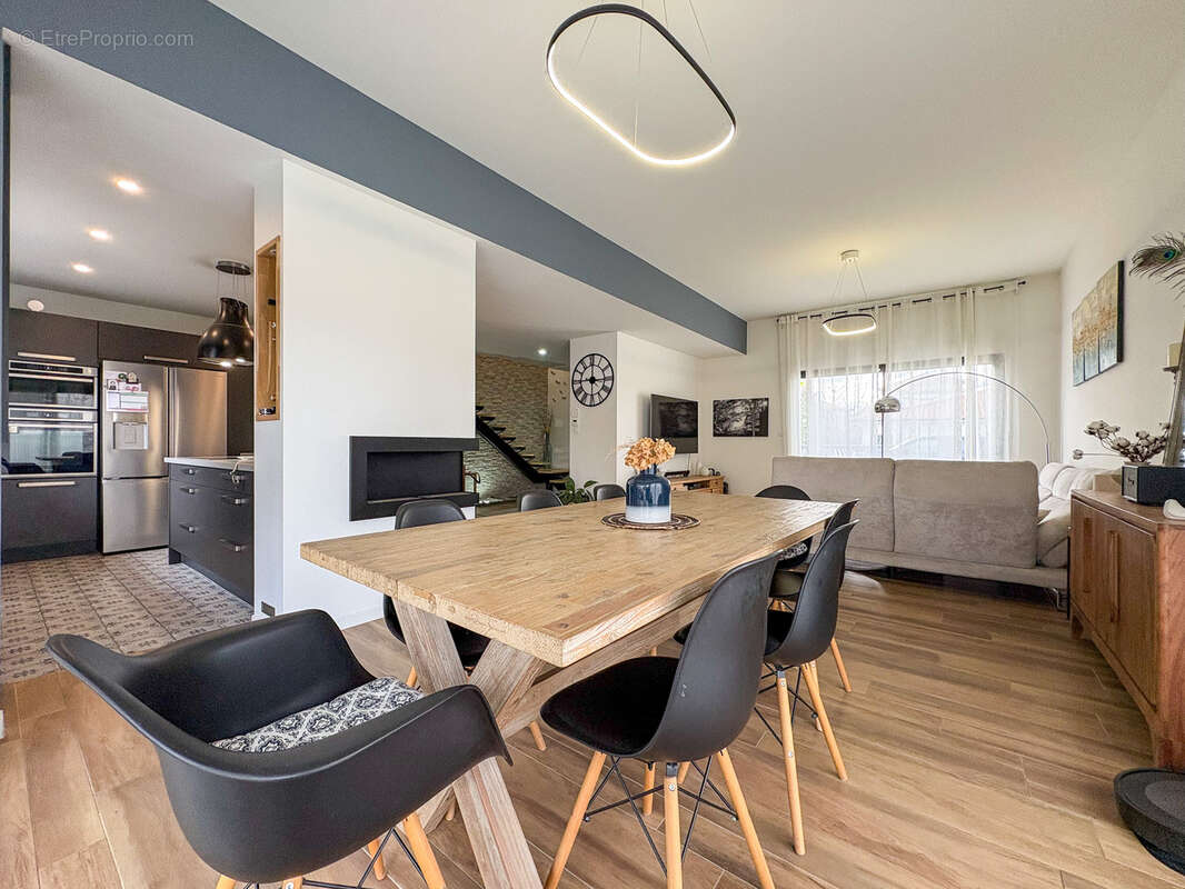 Maison à LES MARTRES-D'ARTIERE