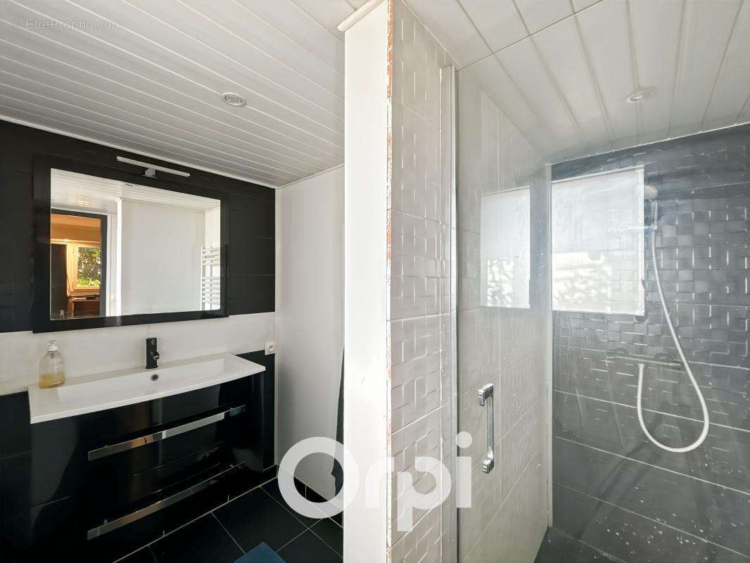 Maison à LA CHAIZE-LE-VICOMTE