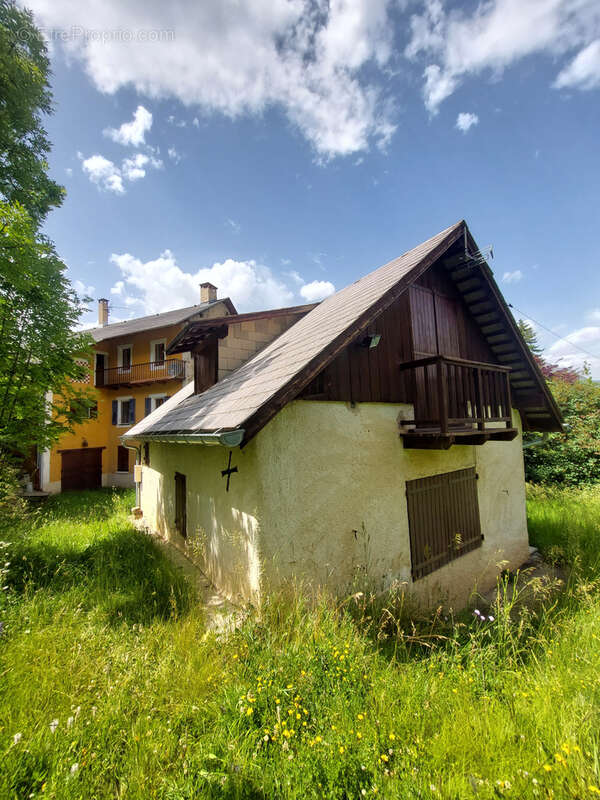Maison à ENCHASTRAYES