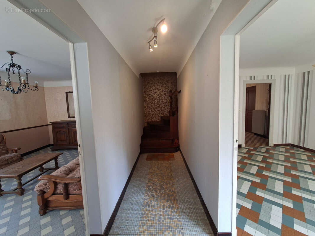 Grande maison de 130 m2 avec garage, dépendance et vastes abris sur jardin clos   Lagor (64170) - photo 2