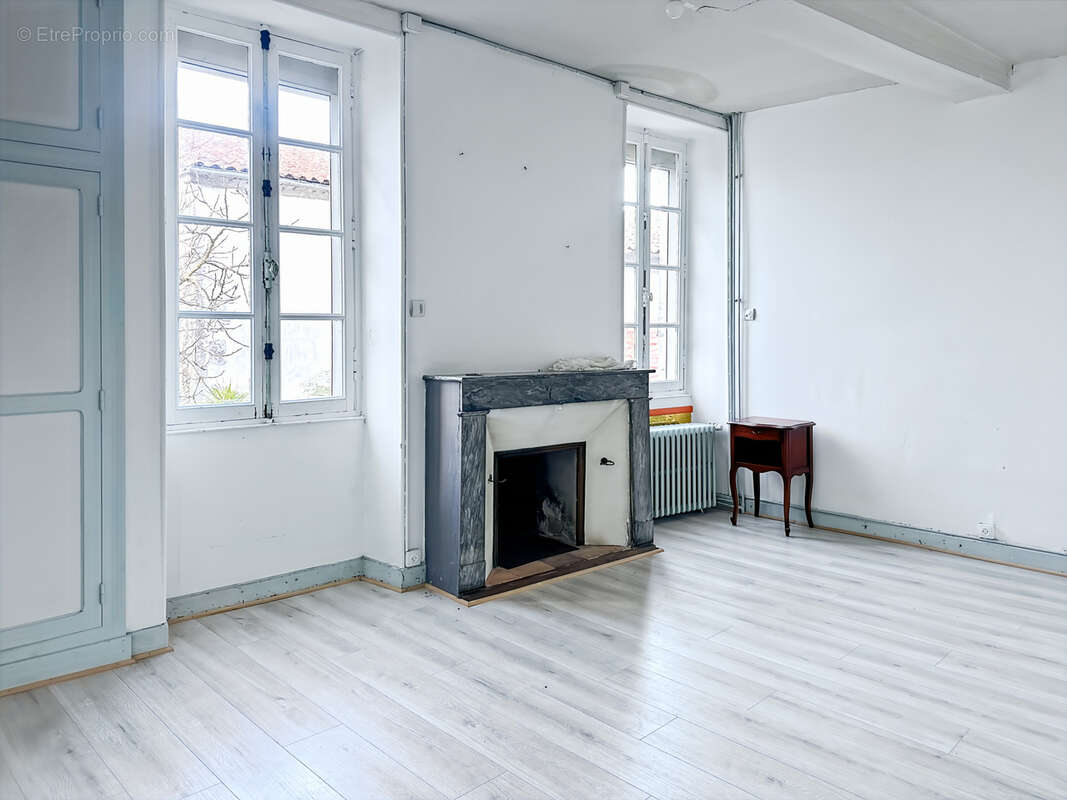 Maison à BARBEZIEUX-SAINT-HILAIRE