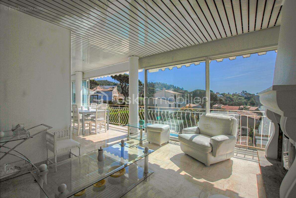 Vue mer panoramique – 320 m² – Maison, appartement et 3 studios indépendants – Piscine - photo 15