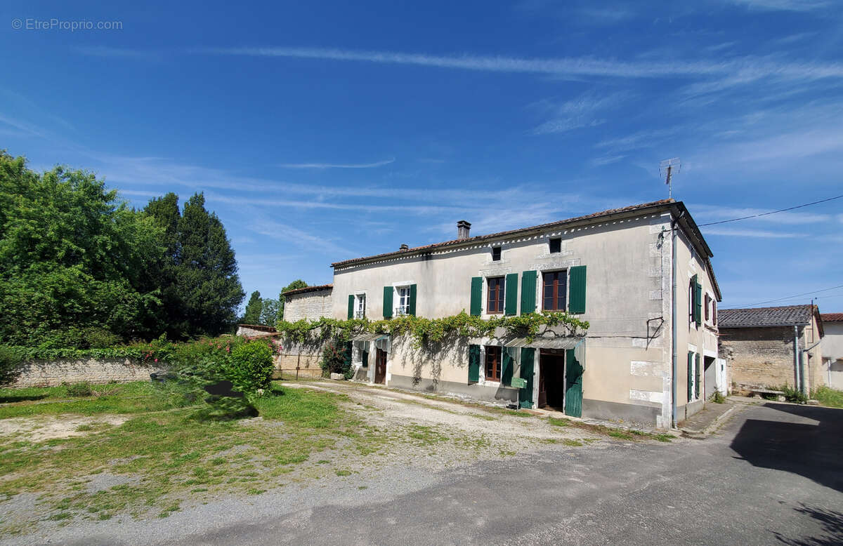 Maison à AUNAC