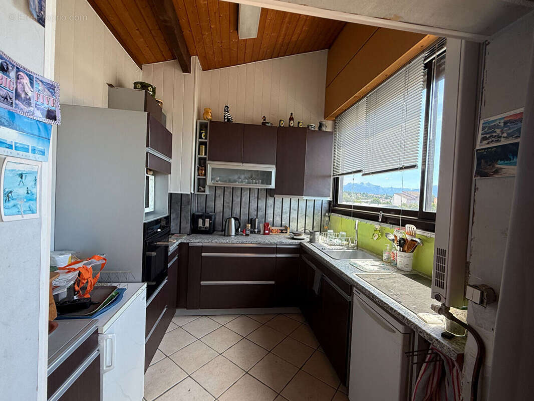 A vendre à ANNEMASSE, grand T2 en attique exposé sud avec vue Mont Blanc et Jet d'eau de Genève , garage - photo 3
