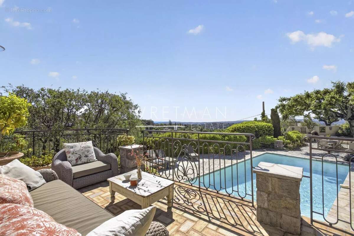 Maison à CHATEAUNEUF-GRASSE