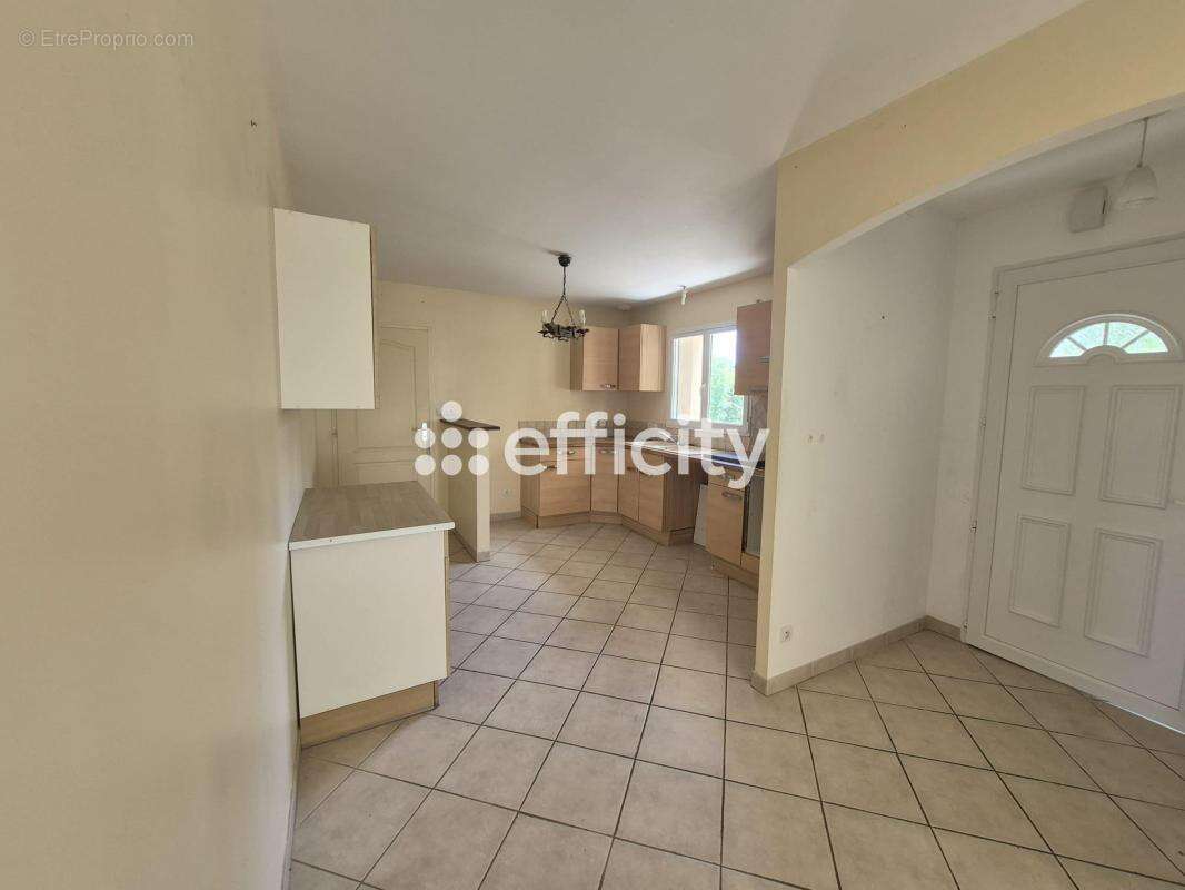 Maison 91 m² à Roumazieres-Loubert  - photo 2
