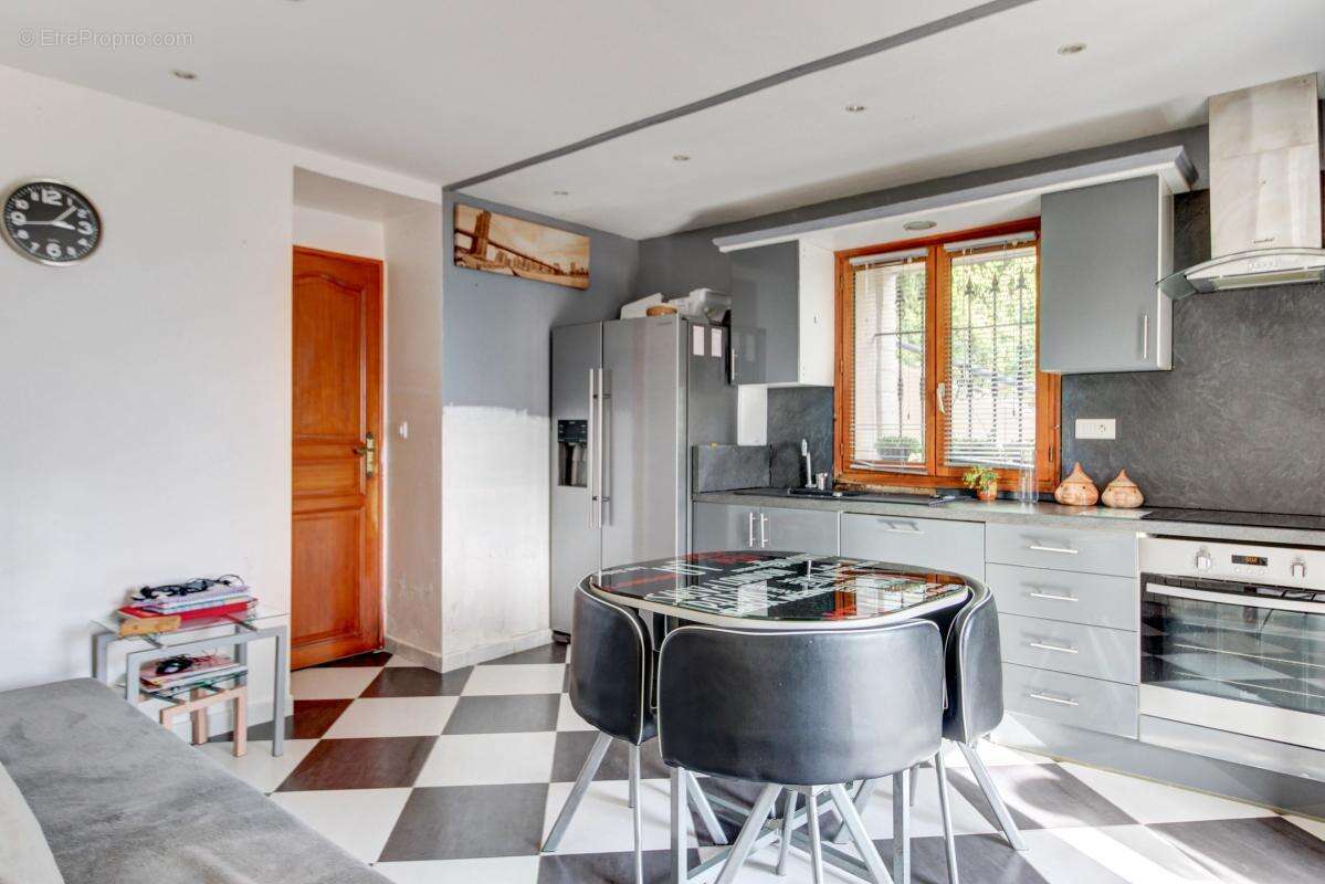 Appartement à EZE