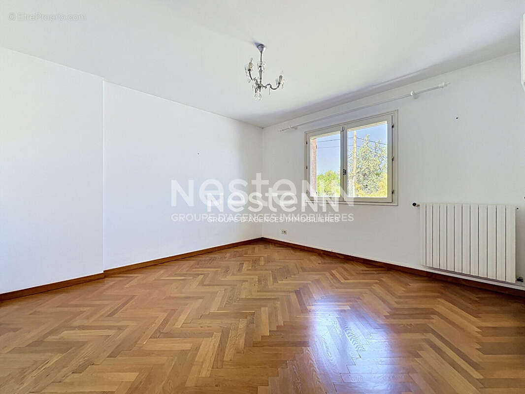 Golfe-Juan - Maison 5P 126 m² + Appartement indépendant 3P 98 m² - Terrain 1 480 m² - Sous-sol 70 m² - Parkings - Proche mer - photo 14