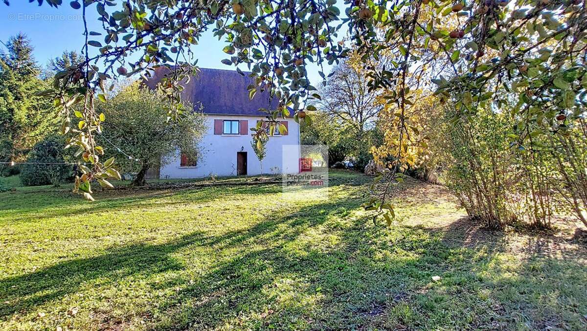 Maison à SAINT-PIERRE-DE-CHIGNAC