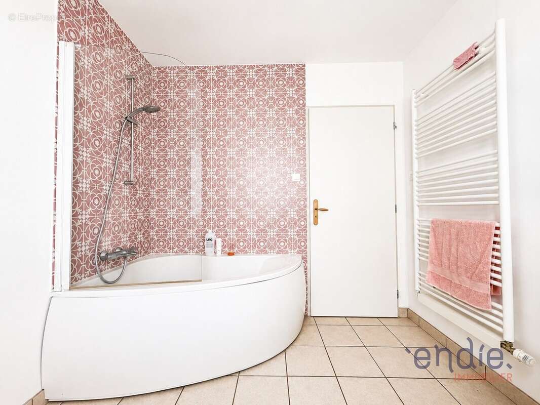 Spacieuse maison familiale de 226 m² avec sept chambres et piscine - photo 10