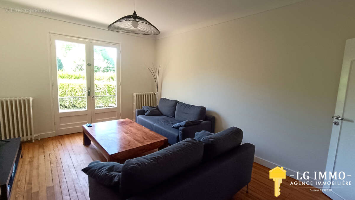 Maison de bourg, 4ch, studio, garages sur 971 m2 de terrain - photo 7