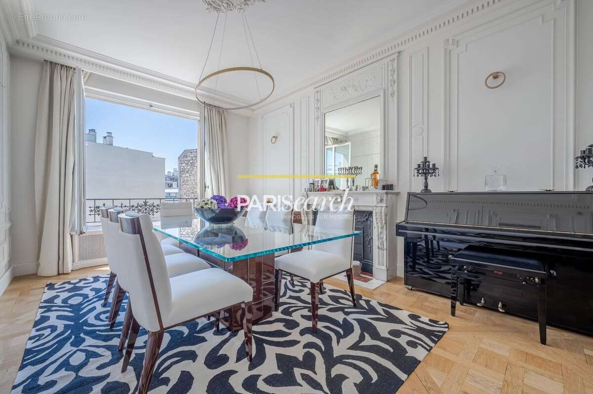 Appartement à PARIS-16E