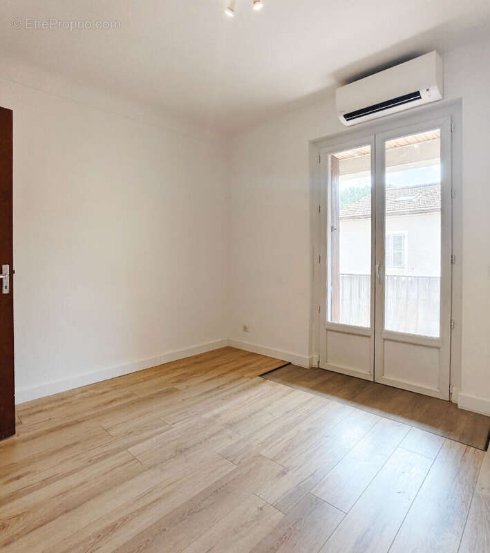 SALERNES appartement rénové, 2 pièces de 53.50 m² avec terrasse. - photo 6