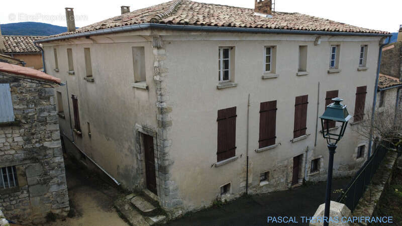 Maison de maître du XVIIe siècle à rénover - 250m2 - terrasse panoramique - 10 Pièces - 7 Chambres - photo 2