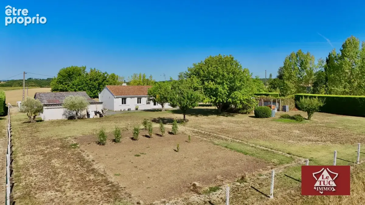 Maison de plain pied avec double garage et dépendance. - photo 2
