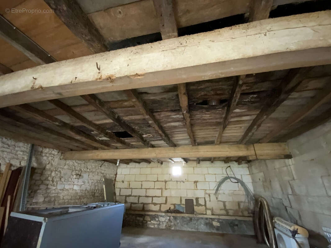 Parking à SAINT-GENIS-DE-SAINTONGE