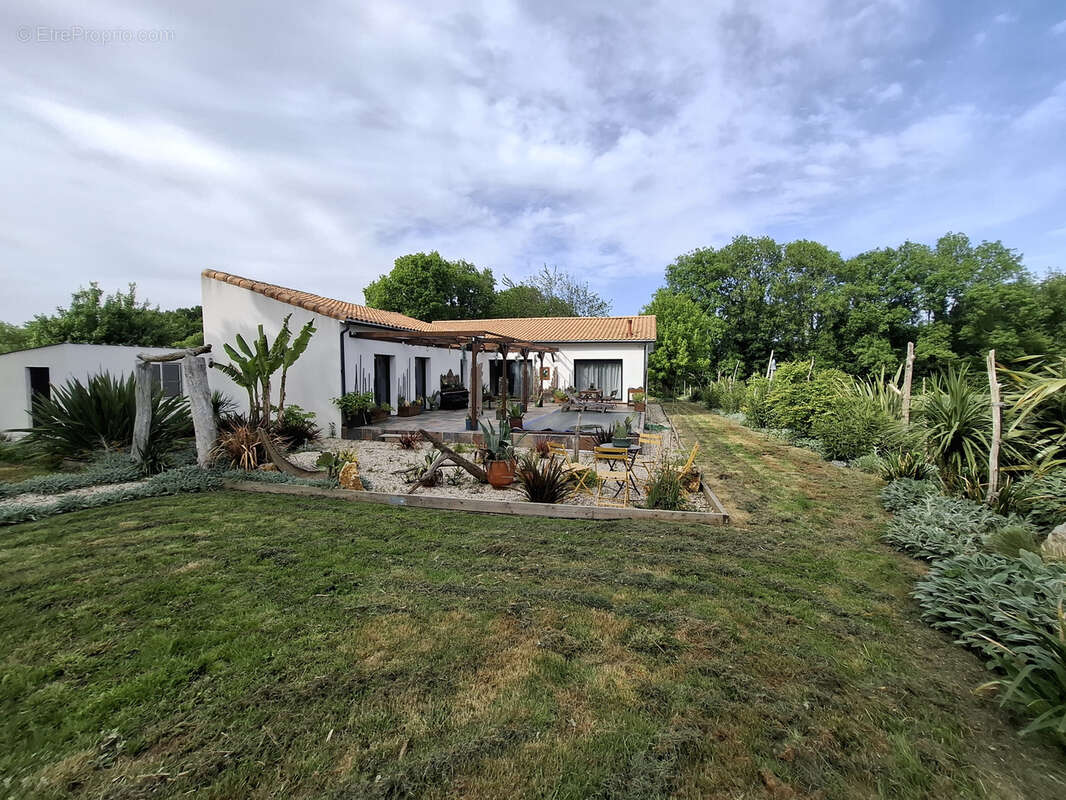 Maison à SAINT-GEORGES-DES-COTEAUX