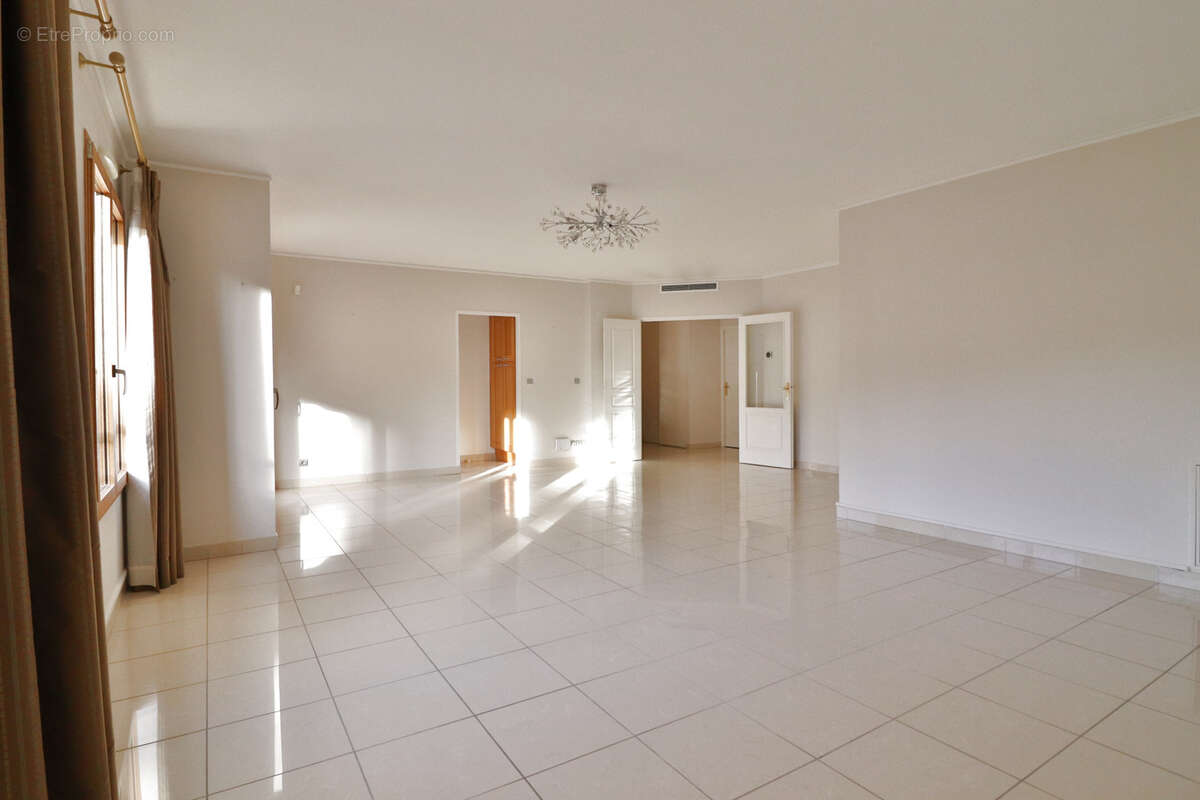 Appartement à CHARBONNIERES-LES-BAINS