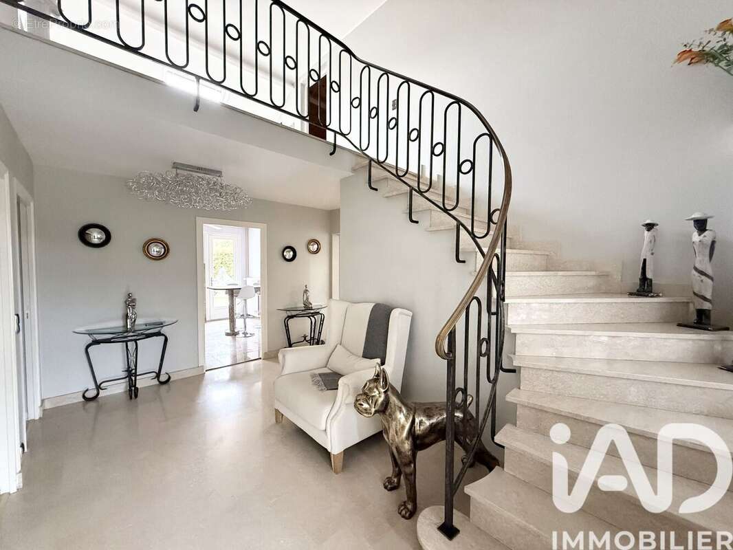 Maison 323 m² à Ville-Saint-Jacques  - photo 3