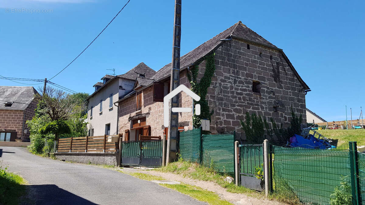 Maison à SAINT-CYR-LA-ROCHE