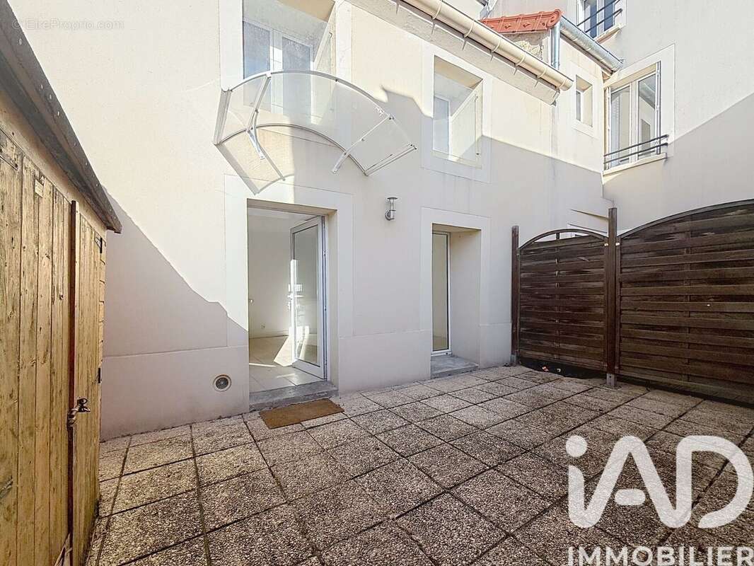 Photo 2 - Appartement à LE MESNIL-LE-ROI