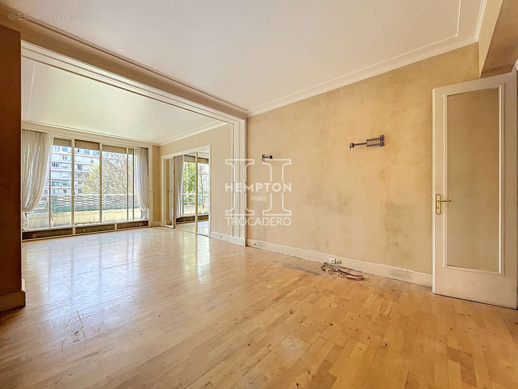 Appartement à PARIS-16E