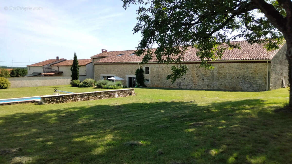 Magnifique Longère en Pierre, Maison d’Amis, Piscine, Vaste Grange, Vue Imprenable, Près d'Angoulême - photo 9