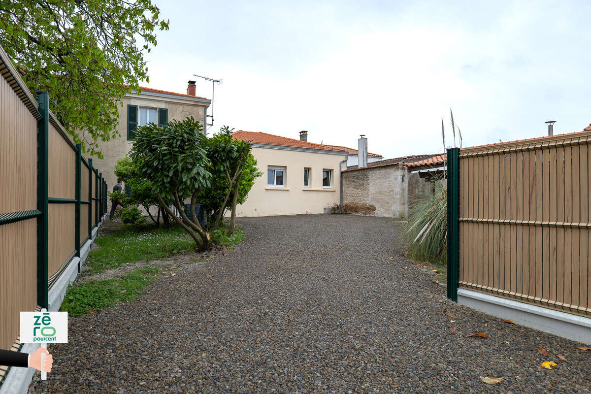 Maison à CHAMPAGNE-LES-MARAIS