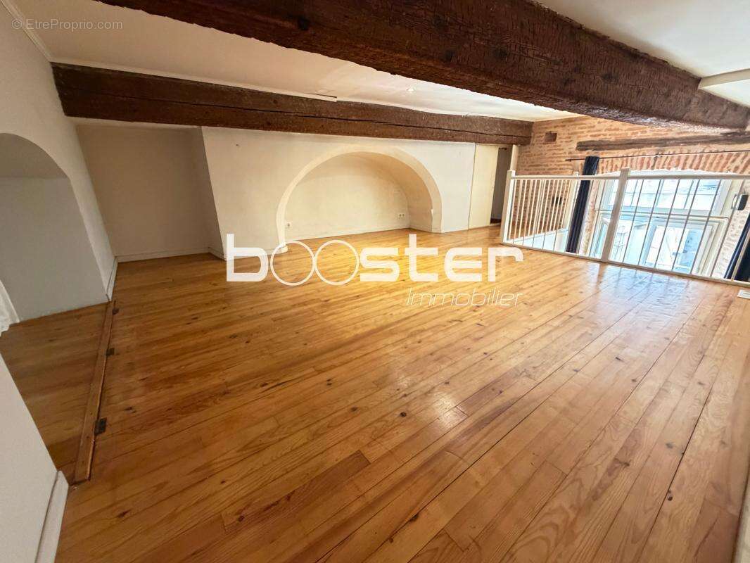 UNIQUEMENT CHEZ BOOSTER !!! Grande surface de type 3 Pièces, esprit loft avec mezzanine et poutres apparentes, cœur historique d - photo 4