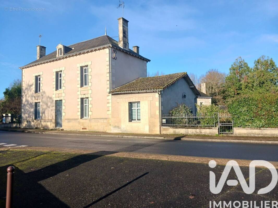 Photo 1 - Maison à SOMMIERES-DU-CLAIN