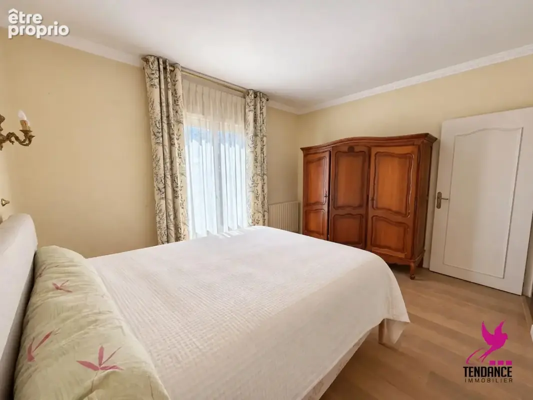 Maison 180 m² avec  Garages et dépendances. - photo 7