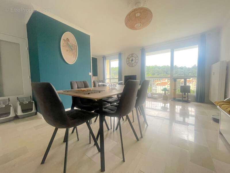 Appartement T4- 81,63m2- 8ème et dernier étage- Cave- Parking Privatif- Garage- Vue dégagée - Montaud- Le Grand Clos - photo 2