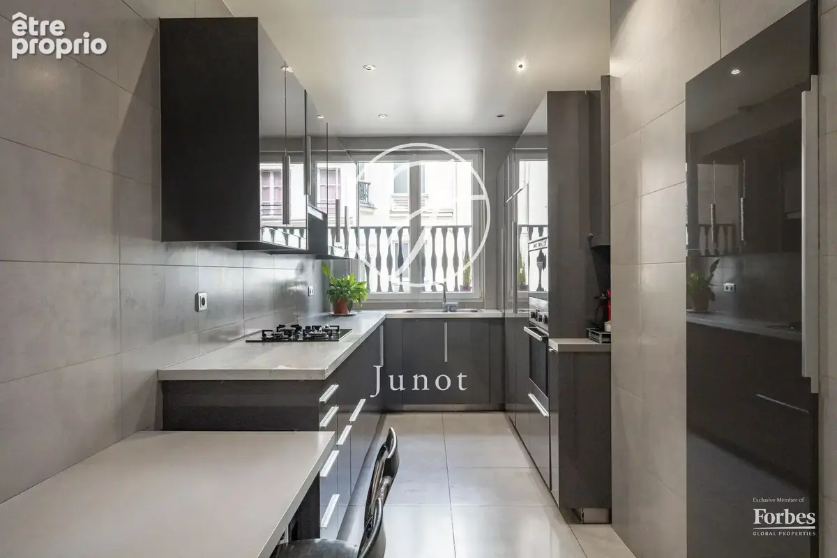 Paris 9e - PETITES ÉCURIES / FAUBOURG POISSONNIÈRE - Appartement - 5 pièces - 135,05m² Carrez- 3 chambres - Plein sud - photo 10