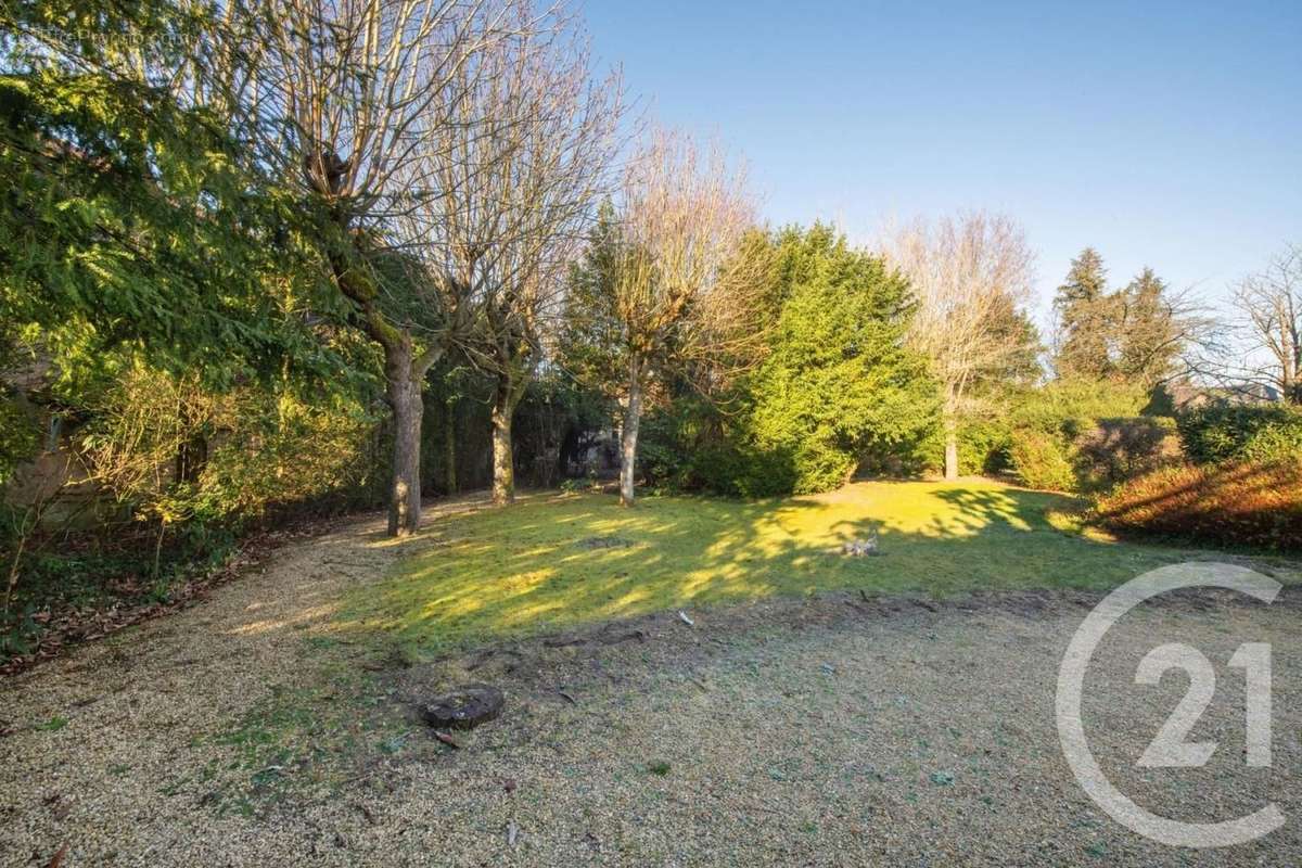 Terrain à SAINT-MAUR-DES-FOSSES