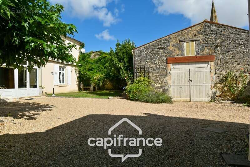 Maison à vendre 10 pièces BIGNAY (17), proche ST JEAN D'ANGELY et ses commerces, avec jardin, piscine et garage - photo 9