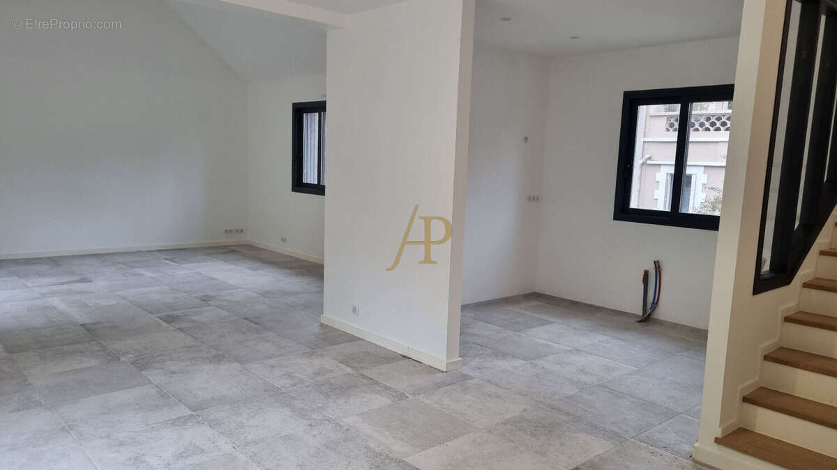 Maison à LE MESNIL-LE-ROI