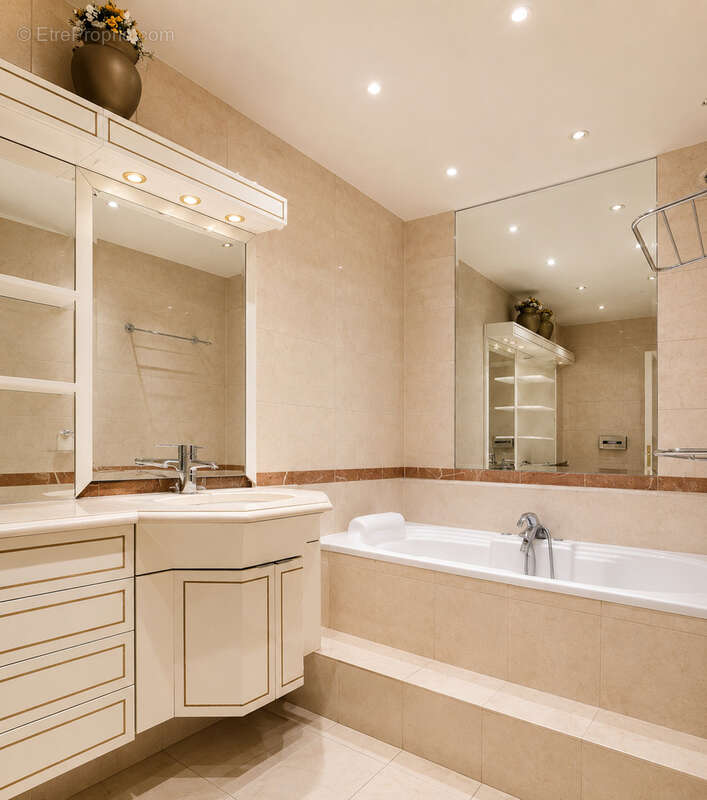 Appartement à COURBEVOIE