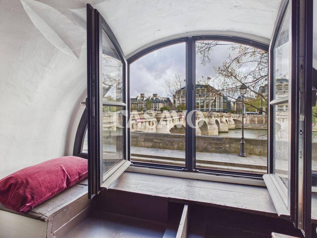 Appartement à PARIS-1E