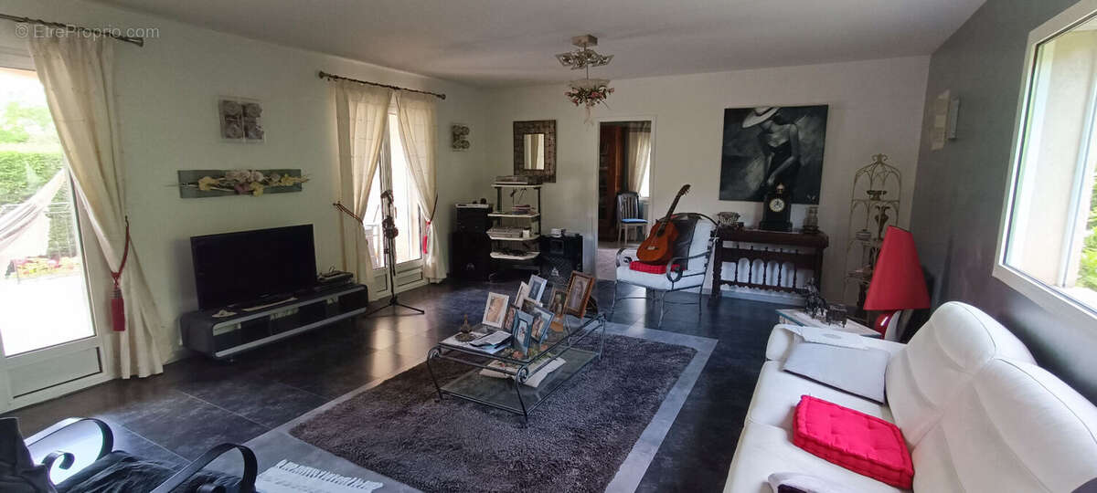 Maison à GENISSIEUX