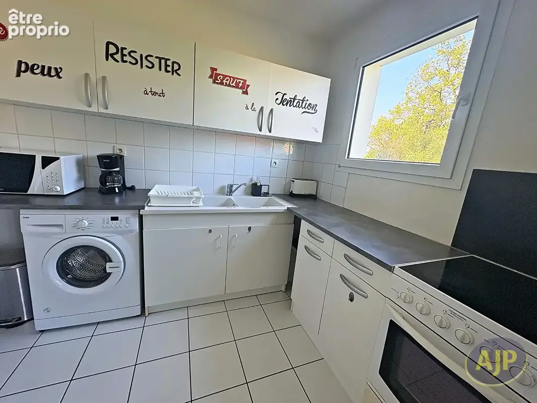 Pessac centre, T2 avec terrasse, place de parking et faibles charges - photo 3