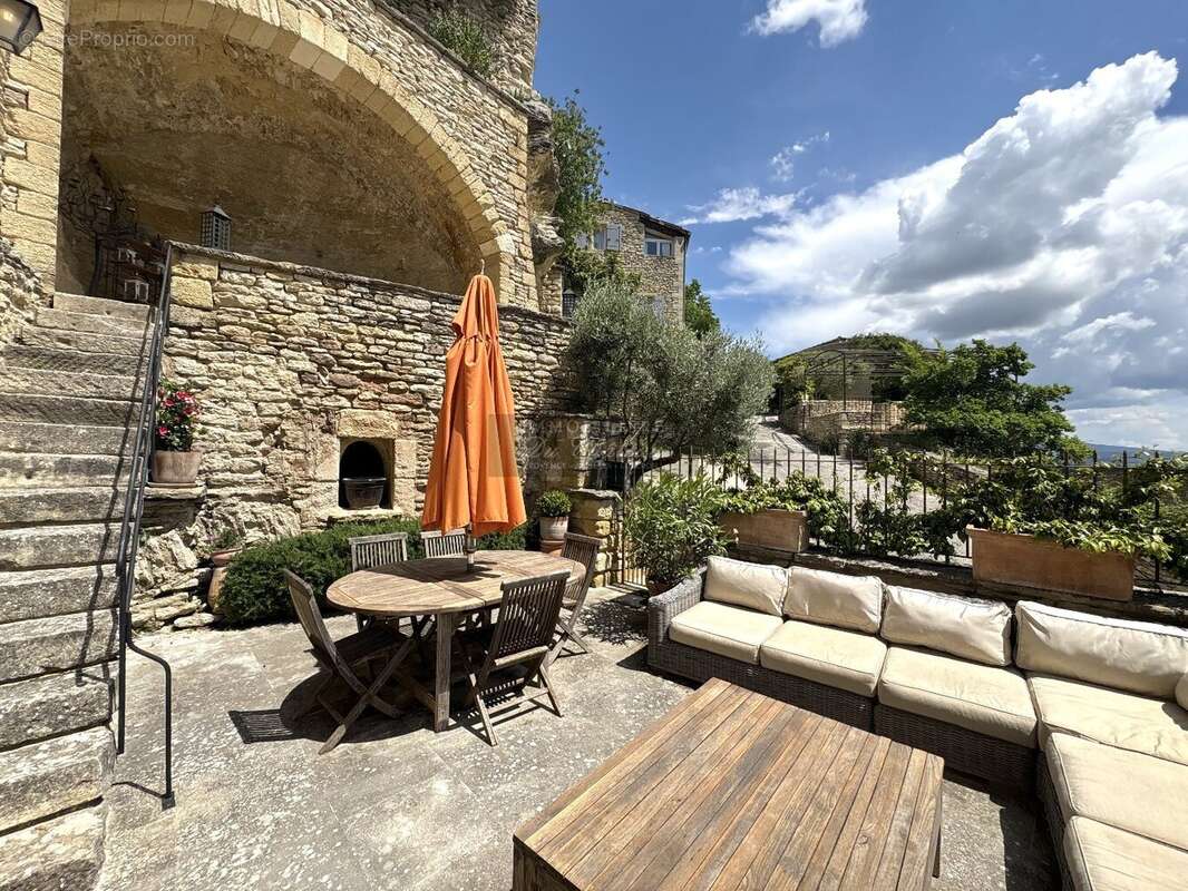 Gordes - Superbe Maison de village au calme avec vue panoramique, d'une superficie de 145 m², comprenant une piscine. - photo 10